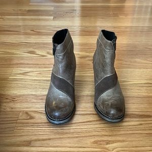 Beautiful comfortable Dromedaris boots. Tan & light brown. Great leather.